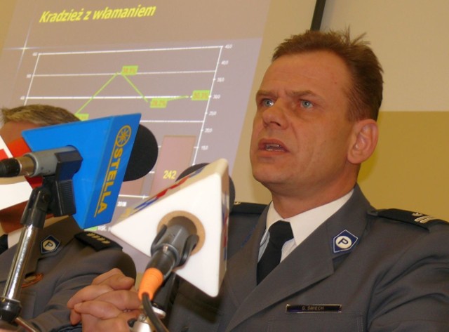 Komendant Grzegorz Śmiech na konferencji prasowej prezentował wyniki policji za ubiegły rok.