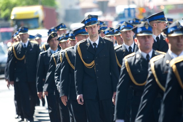 Dzień Strażaka w Słupsku. Honorowy przemarsz ulicami miasta.