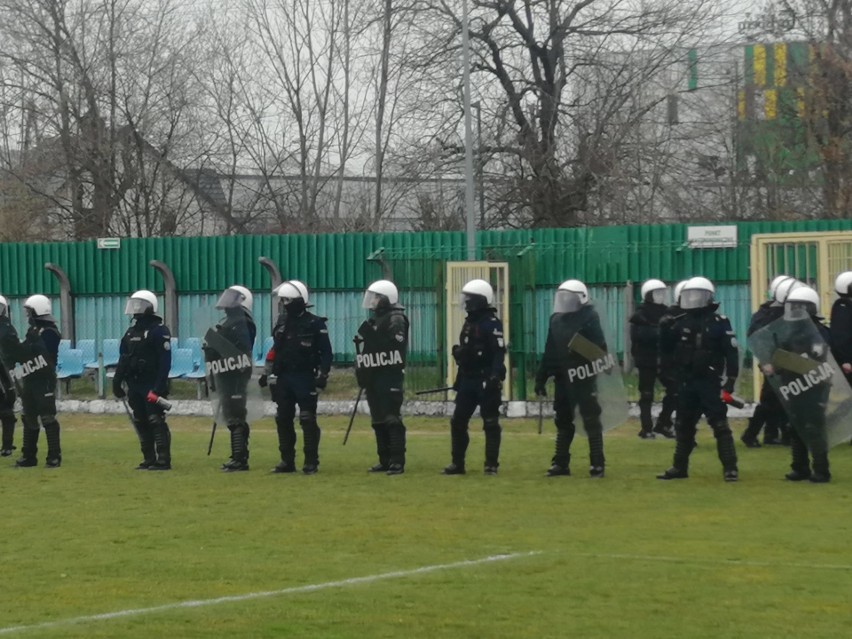 Rozróba na meczu Okocimski Brzesko - Tarnovia. Policja użyła armatki, są zatrzymani i ranni
