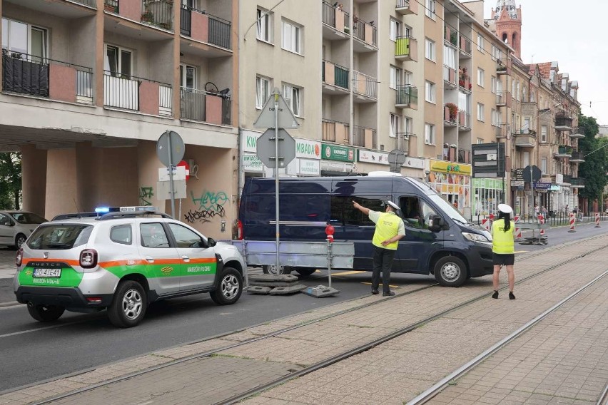 Firma Skanska, która modernizuje rynek, wybudowała wodociąg,...