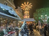 Opole zasypane śniegiem. Magiczne miasto w świątecznej szacie. Jakie atrakcje w niedzielę na Jarmarku Bożonarodzeniowym?