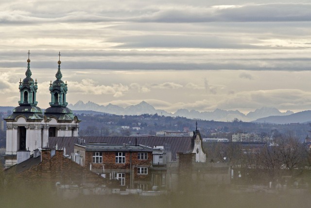 Poniedziałek 04.11Polska, Kraków. Panorama Tatr widziana ze wzgórza Wawelskiego. Pomimo niedużej odległości dzielącej Kraków od Tatr, warunki nie pozwalają zazwyczaj obserwować gór z miasta.