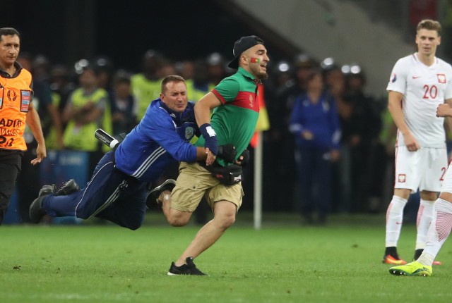 Podczas drugiej połowy dogrywki jeden z kibiców sforsował bandy reklamowe i wtargnął na murawę Stade Velodrome. Oszalały fan koniecznie chciał dobiec do Cristiano Ronaldo. Powstrzymały go jednak służby porządkowe.