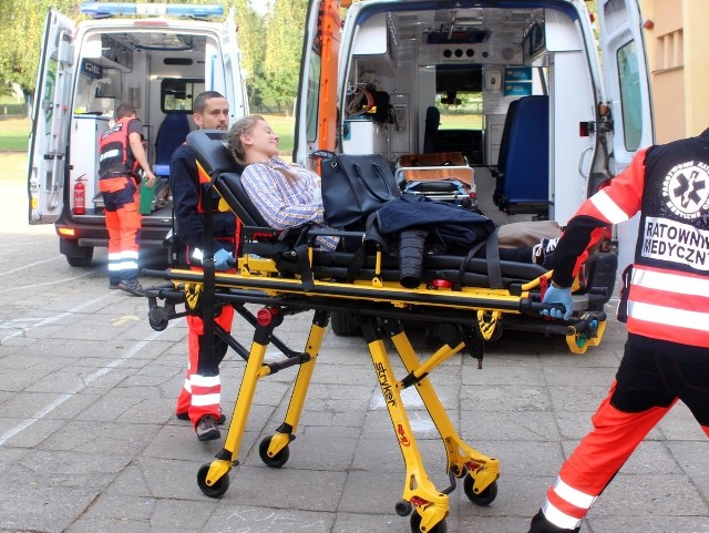 W sobotę strażacy, ratownicy i żołnierze ćwiczyli w szpitalu powiatowym w Oleśnie. W scenariuszu ćwiczeń była ewakuacja pacjentów po podłożeniu materiału wybuchowego i gaszenie pożaru w szpitalnej maszynowni.