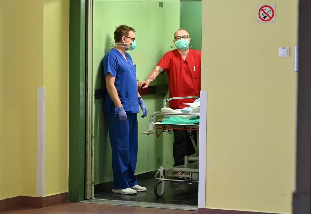 Tak wyglądał transport pacjenta przez korytarze Wojewódzkiego Szpitala Zespolonego w Kielcach w środę, 26 lutego.