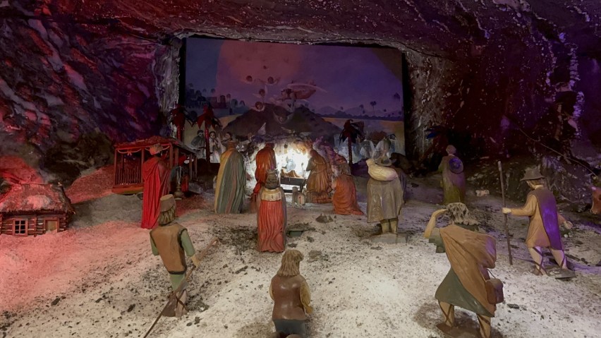 W Kopalni Soli Bochnia szopka bożonarodzeniowa funkcjonuje przez cały rok. Można ją oglądać 212 metrów pod ziemią w kaplicy św. Kingi. Wideo