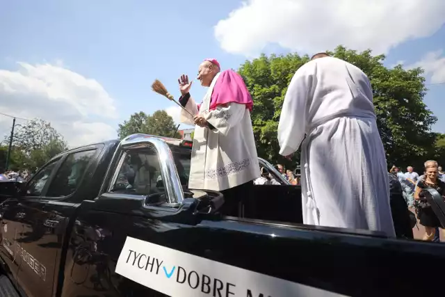 Święcenie pojazdów w parafii pw. św. Krzysztofa w Tychach. Zobacz kolejne zdjęcia. Przesuwaj zdjęcia w prawo - naciśnij strzałkę lub przycisk NASTĘPNE