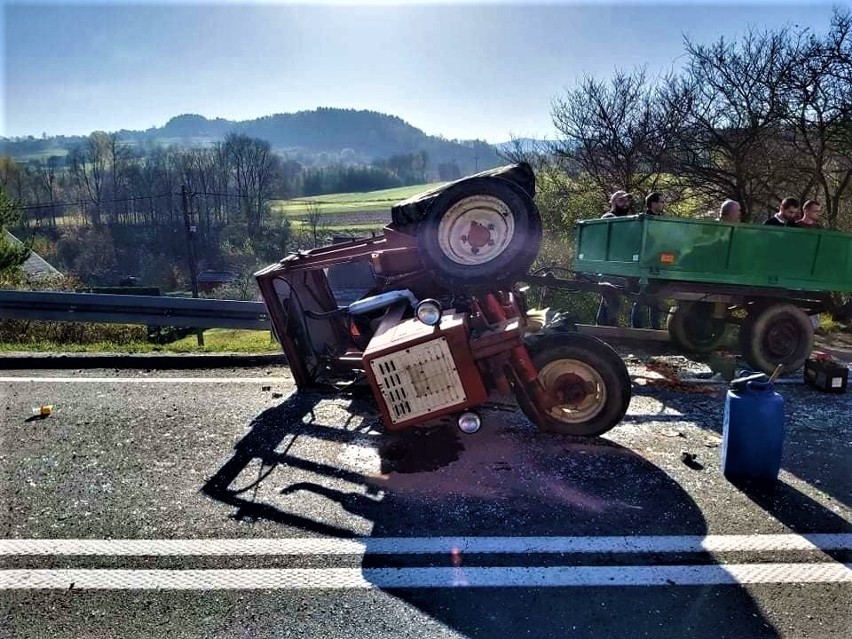 Stara Wieś wypadek. Na drodze krajowej zderzyły się: auto dostawcze z traktorem. Droga Nowy Sącz  - Grybów zablokowana