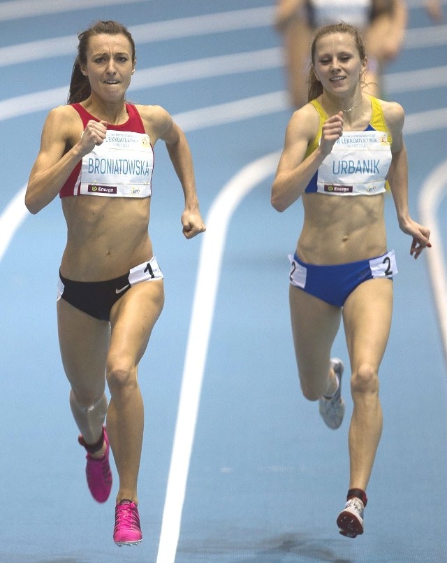Biegaczka Victorii Stalowa Wola, Danuta Urbanik (z prawej, obok Katarzyna Broniatowska z AZS AWF Kraków) wystartuje w marcowych mistrzostwach świata w hali w Sopocie.