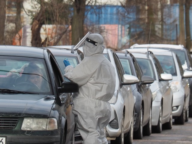 Koniec z powszechnymi testami na COVID-19. Od piątku (1 kwietnia) lekarz nie wypisze już skierowania, testy PCR będą robione już tylko w wyjątkowych przypadkach. Punkty drive-thru w Łodzi i regionie zamykają się! Co będzie dalej z chorymi?CZYTAJ DALEJ >>>.