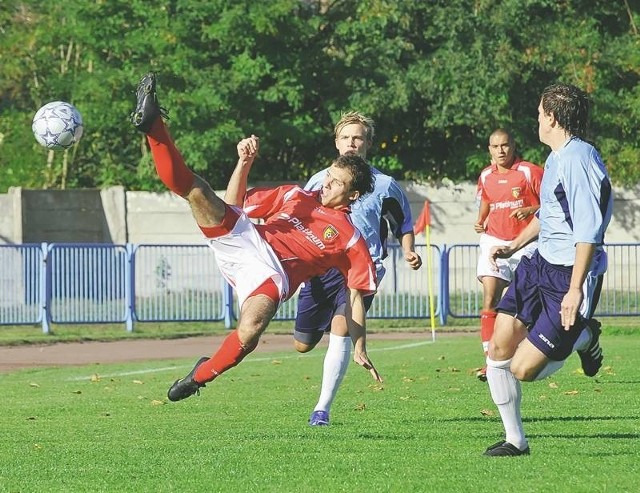 Zawodnicy Pogoni Świebodzin (w czerwonych strojach) dzięki ofiarnej grze są już na szóstym miejscu. Gracze Tęczy Krosno Odrz. (w niebieskich) zamykają tabelę, ale na pewno powalczą o coś więcej.