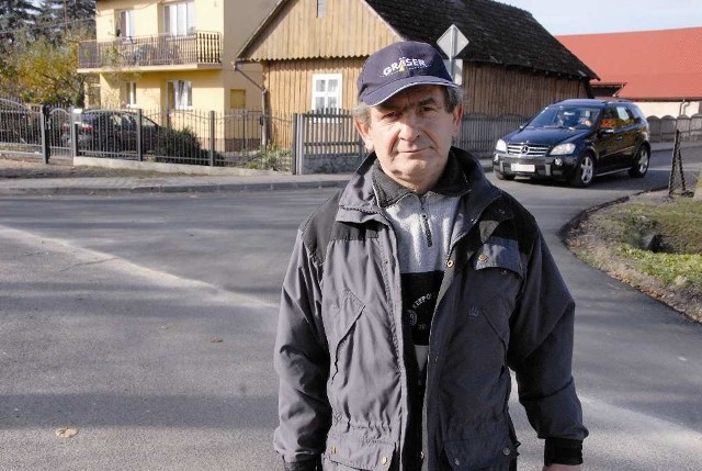 Bogusław Gnutek jest jednym z wielu mieszkańców Smykowa, którzy narzekają na błądzące po Smykowie samochody. Jego zdaniem, problem rozwiązać może jedynie porządne oznakowanie