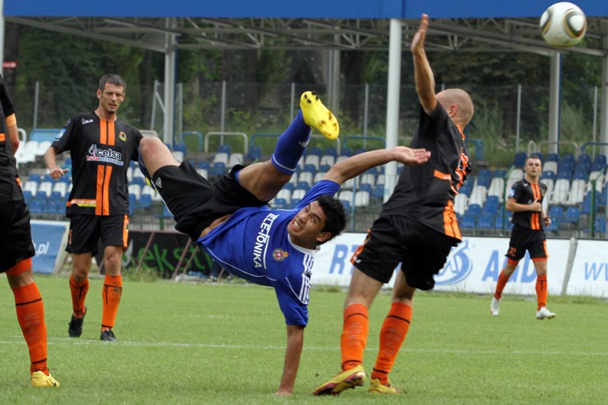 23 lipca 2010 r., stadion Hutnika. Andres Rios w sparingu...