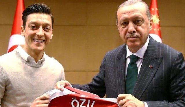 Był mistrz świata z reprezentacją Niemiec, Mesut Özil i prezydent Turcji, Recep Tayyip Erdogan