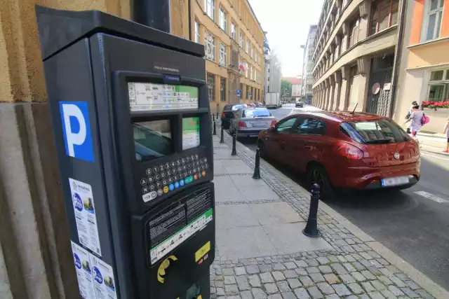 Nowe stawki dodatkowe na miejskich miejscach parkingowych obowiązują od 1 stycznia 2024 r.