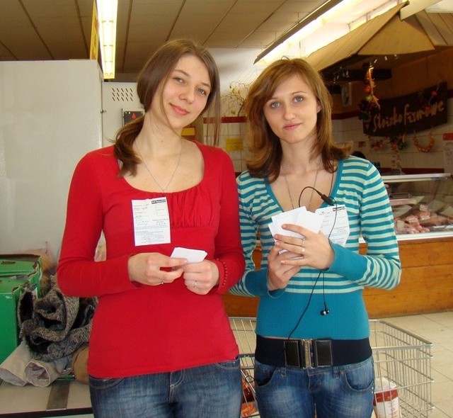 Uczennice: Barbara Wójcik oraz Aleksandra Kapsa z klasy 1 D Zespołu Szkół numer 2 w Opatowie w weekend zbierały żywność.