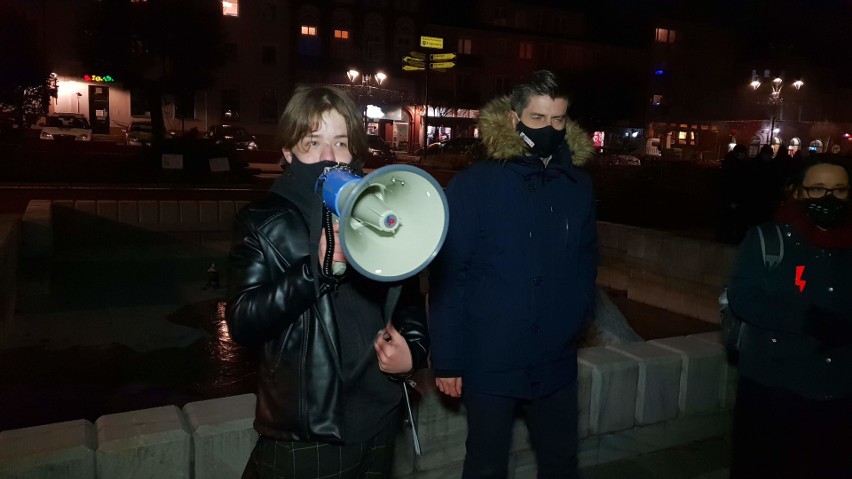 Mieszkańcy Krapkowic wyszli na ulice. Protestowali w ramach strajku kobiet pod komendą policji