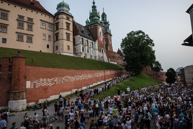 Tumy krakowian słuchały bicia dzwonu Zygmunt