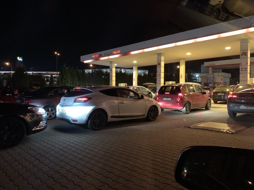 Na stacjach benzynowych w całej Polsce tworzą się wielkie...
