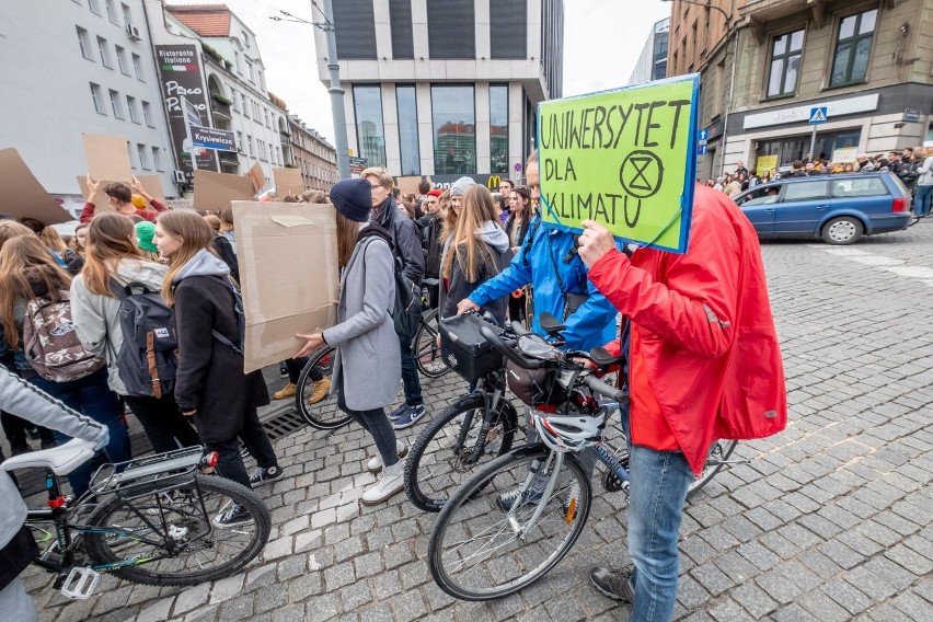 Ponad 1,2 tysiąca osób wyraziło chęć udziału w piątkowym...