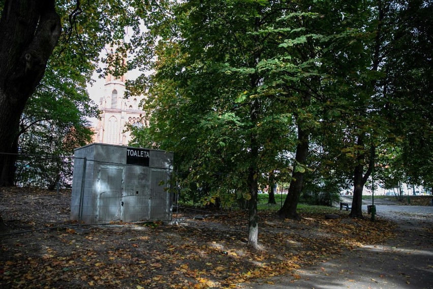 05-10-2022 bialystok toaleta publiczna park branickich fot....