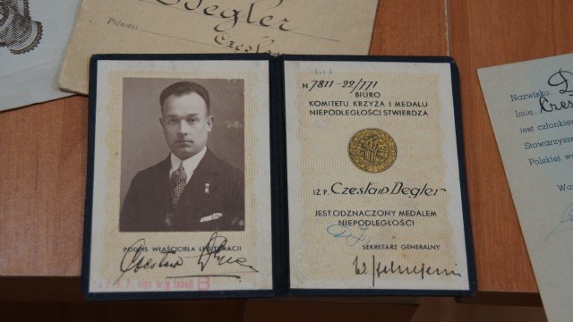 Wśród pamiątek dwa medale, a także dyplomy i legitymacje Czesława Deglera
