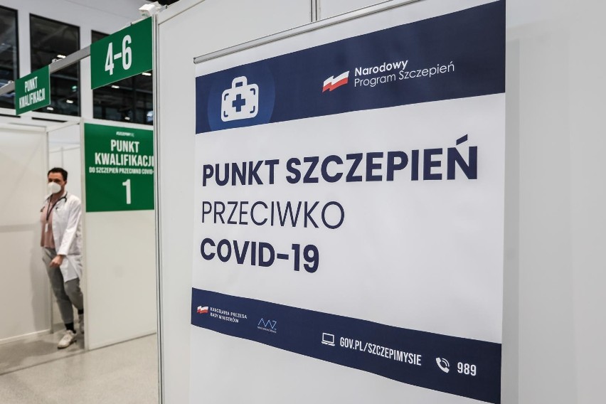 27.04.2021 gdansk. ulica debowa 21. powszechny punkt...