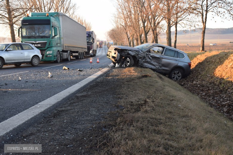 Wypadek na drodze Wrocław - Kłodzko. Zderzenie 3 aut i dachowanie [ZDJĘCIA]