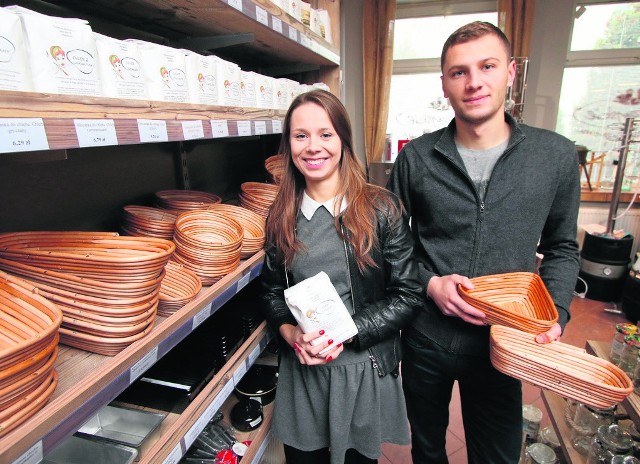 Karolina i Patryk Zawieruchowie, właściciele Swoyskie z Domowej Spiżarni w Kielcach prezentują kosze do wyrastania chleba i naturalne gotowe mieszanki do przygotowania pieczywa.