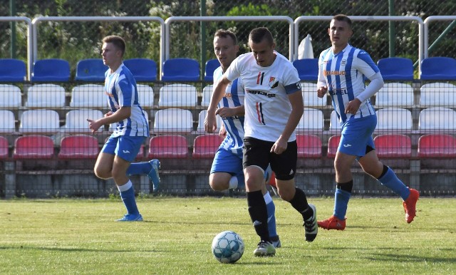 Remisem 1:1 (0:0) zakończył się mecz klasy okręgowej pomiędzy Wichrem Miedziana Góra i Piastem Stopnica. Bramki: Jakub Czarnowski 35 - Wojciech Jędo 63. Wicher: Żak- Arabasz (38.Drej), Jaworek, Wojciechowski, Paluch (70.Sobczyk), Ryński, Mech, Kita (65. Siarek), Łukasiewicz, Czarnowski, Pacholczak (72.Krupski).Piast: Siek - Pitkiewicz, Wojciechowski,  Piwowarski, Machniak (80. Kamiński) -  Jędo, Kołek, Niekurzak, Żmuda, Walasek - Piotr Rajca.- Byliśmy bardzo osłabieni mogliśmy  wygrać, mogliśmy przegrać. Uważam, że remis jest sprawiedliwy, Piast miał swoje sytuacje i strzelił bramkę. Plan minimum wykonany, jest to ważny punkt na plus również z racji tego, że jesteśmy beniaminkiem i chcemy punktować - podsumował trener Wichra, Przemysław Ryński.(dor, SM)