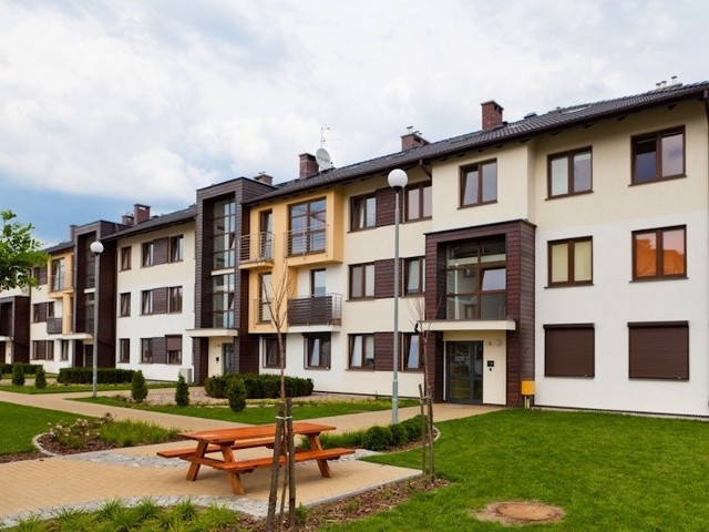 Na Osiedlu Glinki przybędzie 150 nowych mieszkańSą to kamienice z garażami podziemnymi, parterem, dwoma piętrami oraz poddaszem. Zaprojektowano 1-, 2- i 3-pokojowe mieszkania, w tym także dwupoziomowe. Powierzchnia wynosi od 31 do 82 m kw.