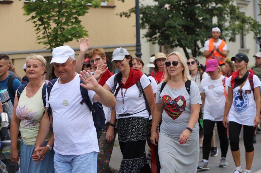 41. Kielecka Piesza Pielgrzymka na Jasną Górę już w Kielcach. Wprowadził ją biskup Jan Piotrowski. Na Jasną Górę idzie ponad 700 osób