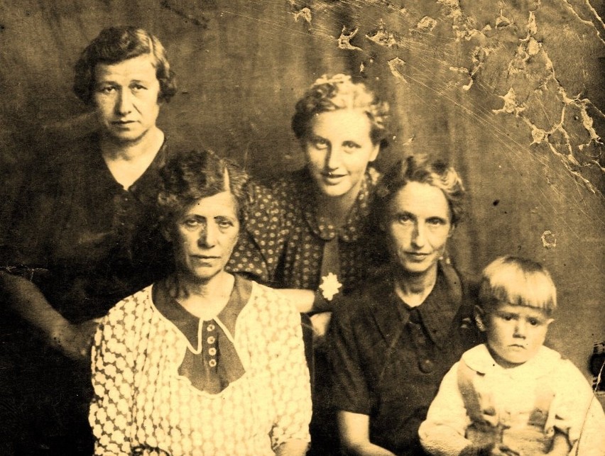 Andrzejek Rozwadowski, jego matka i ciocia (z prawej) oraz...