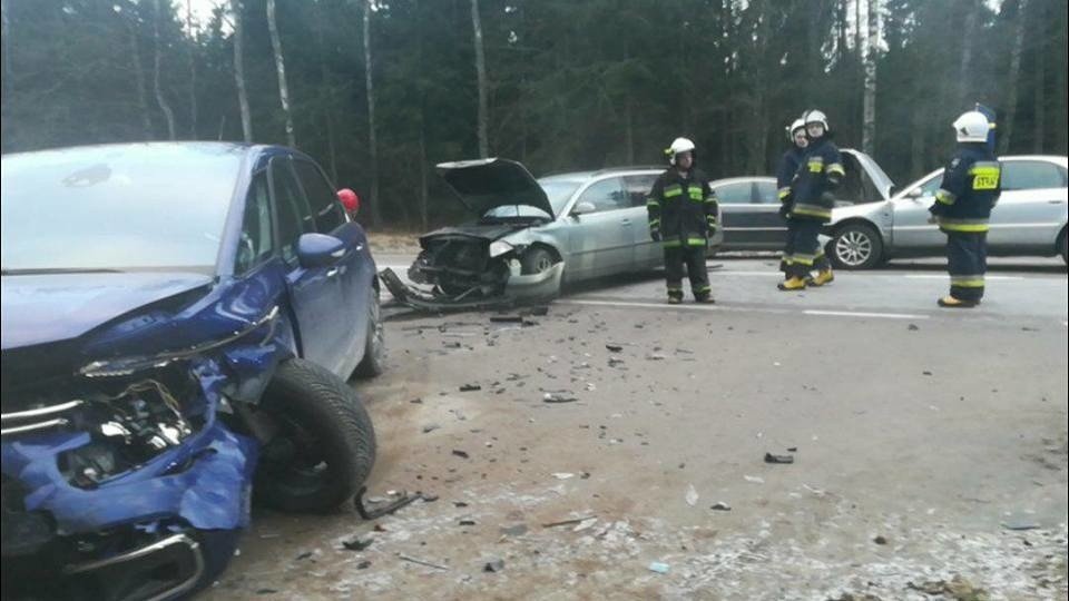 Do zdarzenia drogowego doszło w niedzielę około godziny 15.54 na DK 65 na trasie Knyszyn - Kozińce (w okolicach wsi Chraboły). Ze wstępnych ustaleń policji wynika, że w wypadku brały udział trzy samochody marki audi, citroen i volkswagen.Zdjęcia ze strony: OSP Knyszyn