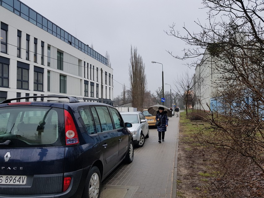 Z opłatą za parking liczyć muszą się pacjenci oraz...