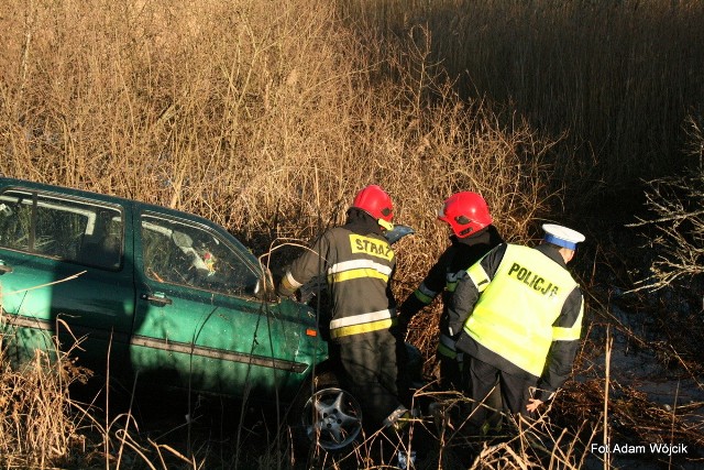 Auto w rowie w pow. białogardzkim.