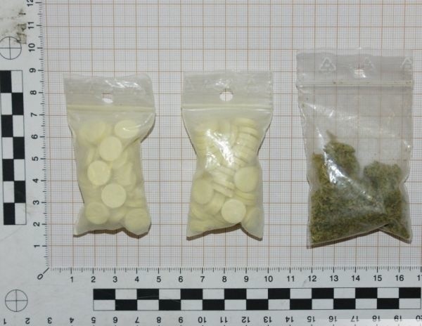 Policjanci znaleźli foliowe torebki, w których było 97 tabletek ekstazy i marihuana.