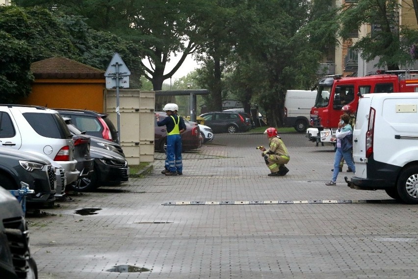 Wybuch transformatora na osiedlu we Wrocławiu. Służby miały duży problem z dojazdem