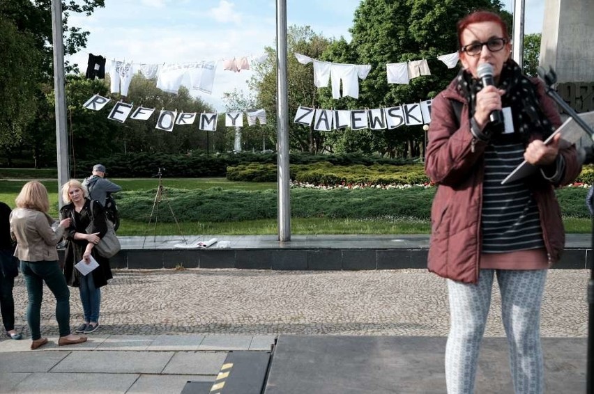 Protest rodziców na placu Mickiewicza