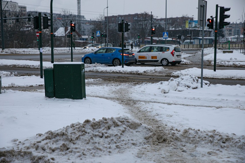 Kraków. Góry śniegu na chodnikach! Wywiozą je czy nie? To może być najdroższa zima - już wydano 38 mln zł!