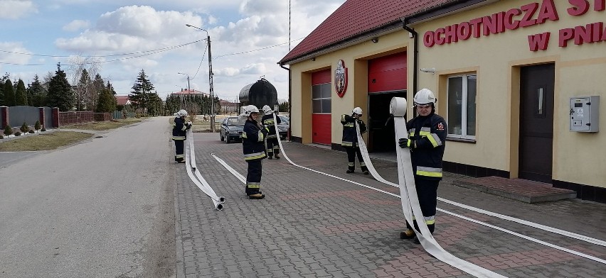 W Białobrzegach przyszli strażacy ochotnicy uczyli się nowego fachu. Były ćwiczenia w terenie