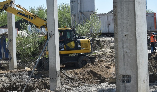 Trwa budowa nowego stadionu dla Radomiaka przy ulicy Struga 63, który za kilka tygodni może awansować do PKO Ekstraklasy i chciałby zagrać w Radomiu, najlepiej na własnym stadionie. Na dzień dzisiejszy w razie awansu nie zagra ani na Struga, ani na Narutowicza. Ten drugi stadion Broni Radom nie spełnia wymogów licencyjnych na grę w ekstraklasie. Powód? Brak podgrzewanej płyty i za mało ilość miejsc dla kibiców. Komisja licencyjna Polskiego Związku Piłki Nożnej zgodziła się na grę Radomiaka w razie awansu na stadionie w Bełchatowie. Kiedy zakończy się budowa stadionu przy Struga 63? Termin oddania stadionu do użytku, to 31 grudnia 2021 roku. Co aktualnie dzieje się na stadionie? Cały czas pracuje ciężki sprzęt, a roboty są skoncentrowane na wzmacnianiu trybuny północnej i filarów. Po skończeniu tych prac, z terenu gdzie ma być boisko mają zniknąć wszystkie elementy betonowe, które mają trafić na jedną i drugą trybunę. Ten zakres robót ma być zakończony do końca czerwca. Od lipcu mają się rozpocząć prace przy boisku. Takie informacje uzyskaliśmy od inwestora Miejskiego Ośrodka Sportu i Rekreacji. ZOBACZ AKTUALNE ZDJĘCIA Z BUDOWY STADIONU DLA RADOMIAKA PRZY ULICY STRUGA 63>>> 