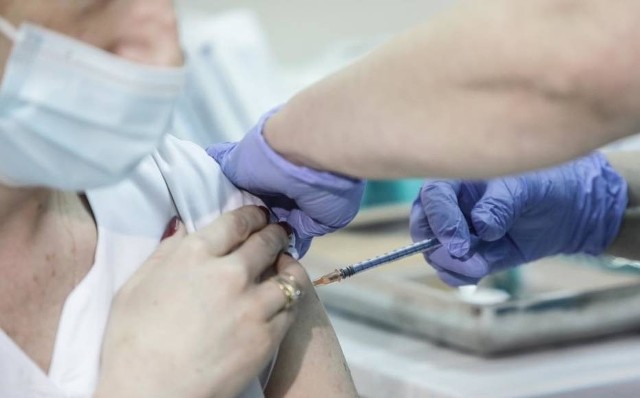 Proces szczepienia w poszczególnych powiatach Kujawsko-Pomorskiego przebiega różnie. Dodatkowo w najbliższych dniach będzie można zaszczepić się w "Szczepionkobusie"