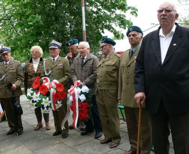 &#8211; Rocznicę zakończenia II wojny światowej na cmentarzu wojennym w Tarnobrzegu obchodzą wspólnie przedstawiciele rożnych środowisk kombatanckich i byli żołnierze.