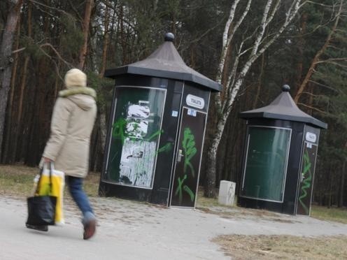 Toalety przy wejściu do lasu kosztowały 180 tys. złotych. Zaglądają tu tylko wandale.