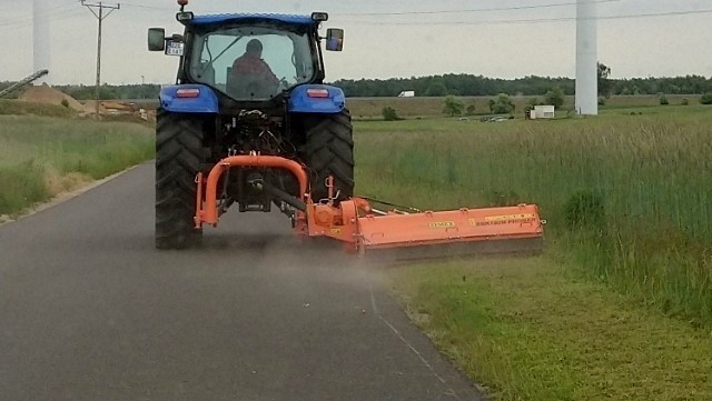 Ciągnik New Holland już pracuje na powiatowych drogach