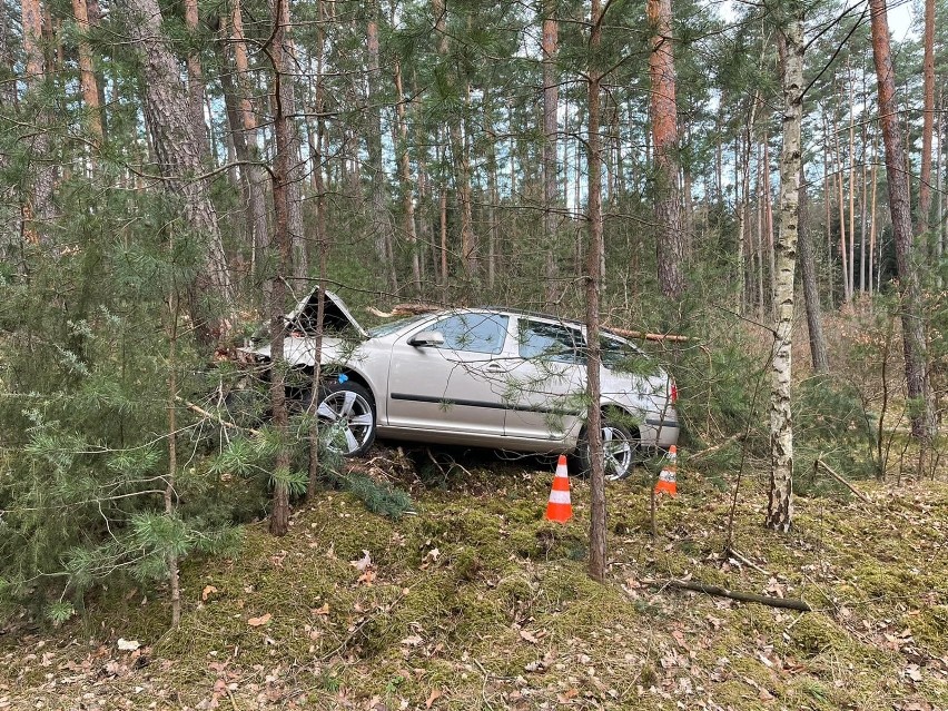 Tragedia na drodze w Borkowie. Kierowca skodą uderzył w drzewo, zginął na miejscu 