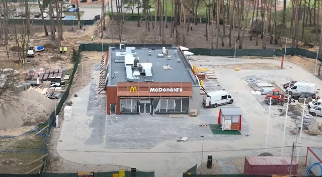 Restauracja McDonald's powstała w centrum Kozienic, u zbiegu ulic Warszawskiej i Legionów.