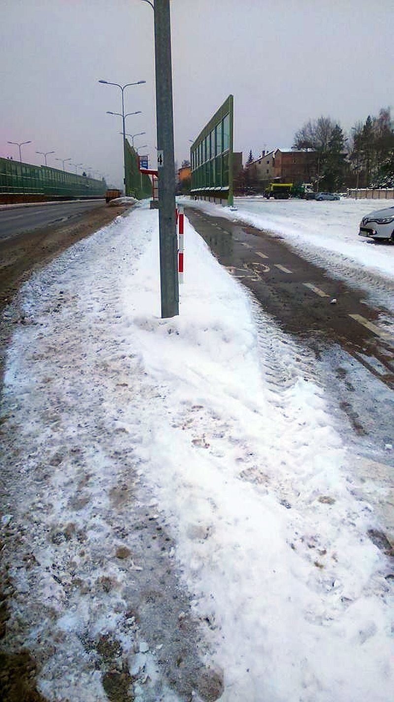 Ścieżka rowerowa jest odśnieżona, chodnik już nie