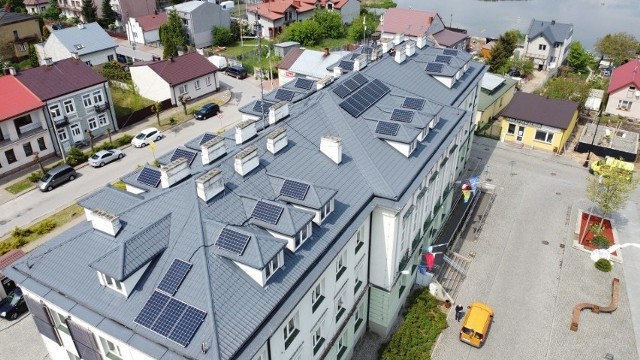 Własny prąd, dzięki panelom fotowoltaicznym produkuje Urząd Miasta i Gminy Białobrzegi. Teraz instalacje będą montowane na kolejnych budynkach samorządowych.